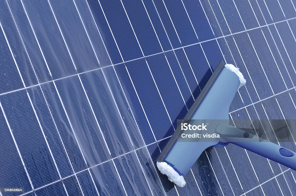 Limpieza de paneles solares - Foto de stock de Panel Solar libre de derechos