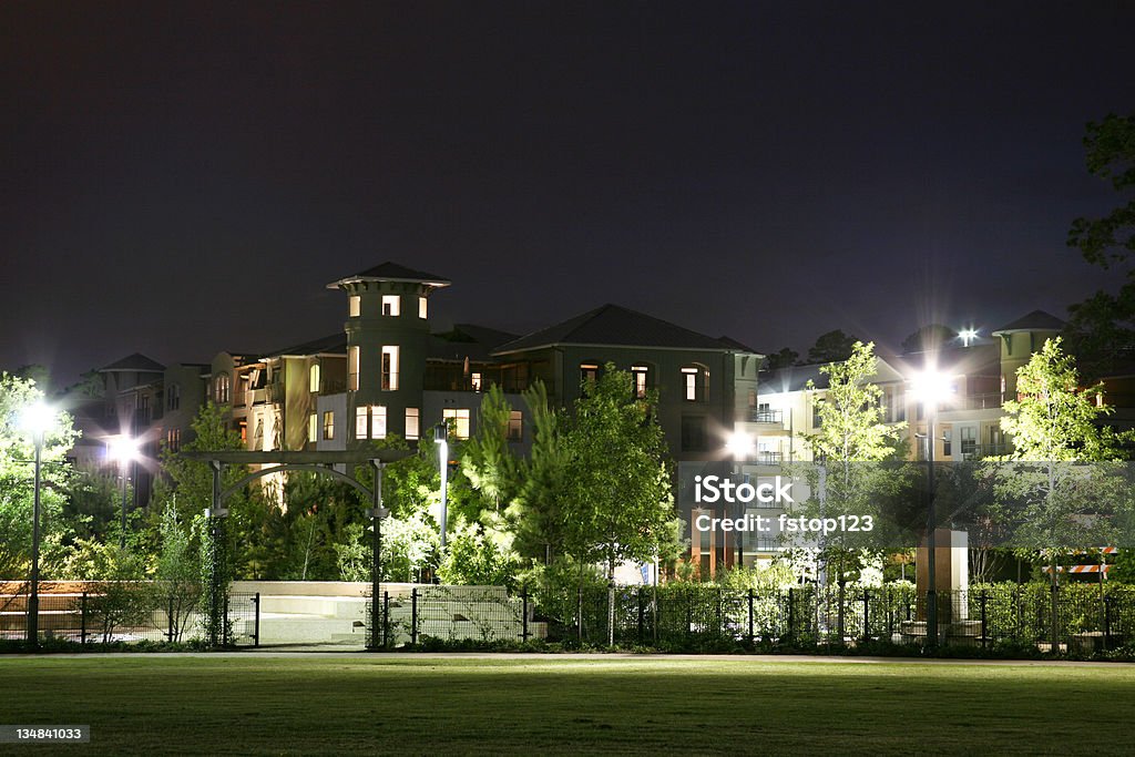 Apartment-Gebäude in der Nacht. Leuchtet. Städtisches Motiv. - Lizenzfrei Gemeinschaft Stock-Foto