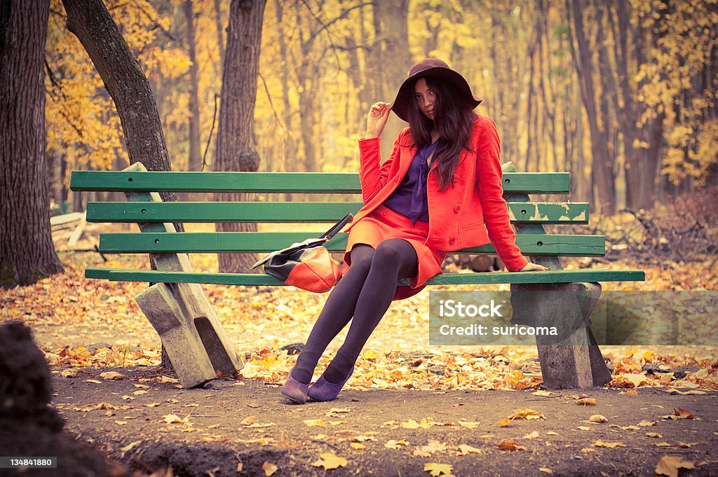 Ragazza sedersi sulla panca - Foto stock royalty-free di Adulto
