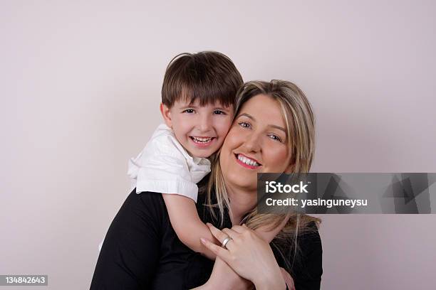 Mãe E Filho - Fotografias de stock e mais imagens de Abraçar - Abraçar, Aluno, Aluno da Escola Primária