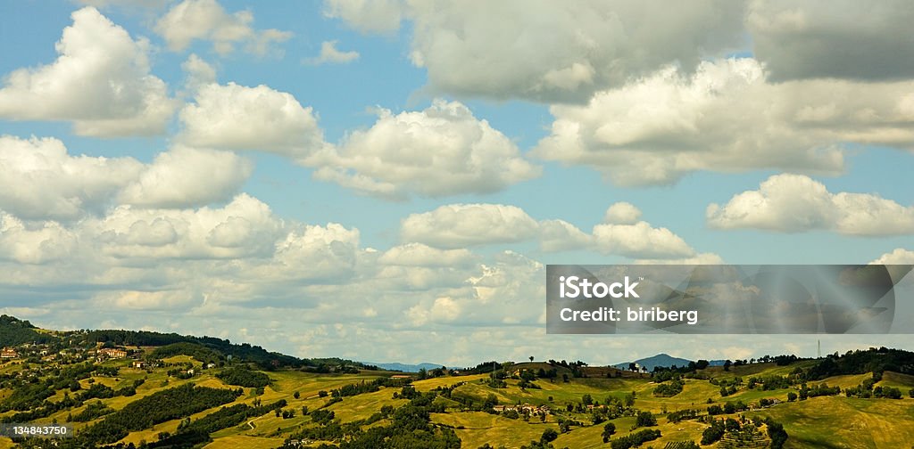 Paisagem de montanha, com nuvens no céu azul - Foto de stock de Azul royalty-free