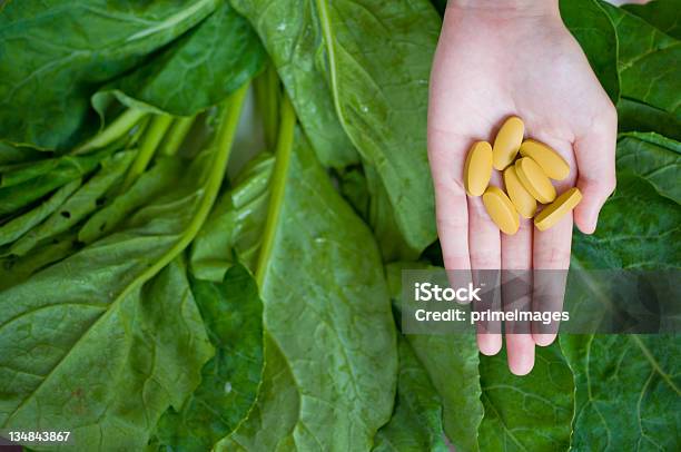 Vegetal Con El Medicamento Foto de stock y más banco de imágenes de Alimento - Alimento, Antibiótico, Antioxidante