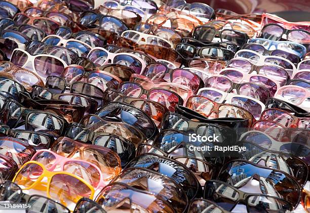Gafas De Sol Muchas Foto de stock y más banco de imágenes de Falso - Falso, Mercancía, Asia
