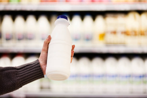 bottiglia del latte in supermercato - milk bottle milk plastic bottle foto e immagini stock