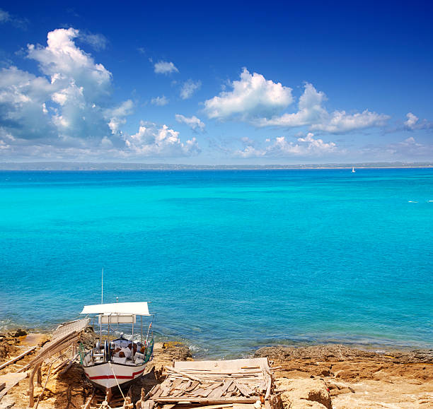 formentera es ram praia com barco tradicional - illetes - fotografias e filmes do acervo