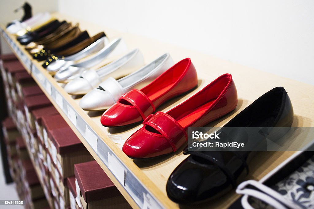 빨간색 신발도 판매 - 로열티 프리 상점 스톡 사진