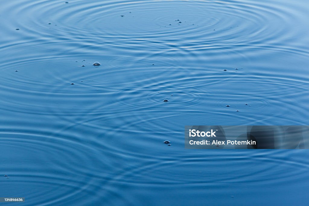 Anelli sulla superficie dell'acqua - Foto stock royalty-free di Acqua