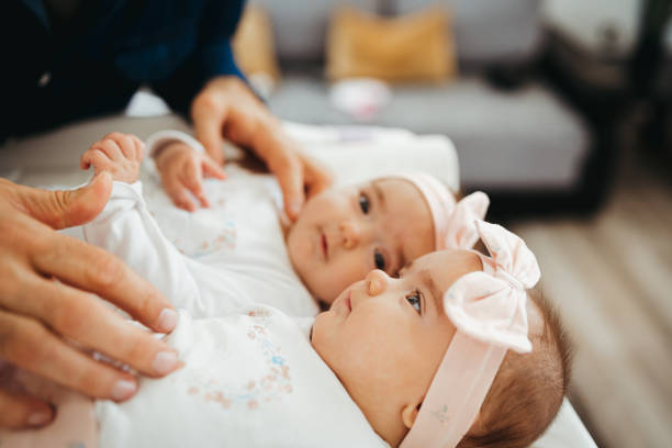 father and his baby girls - twin imagens e fotografias de stock