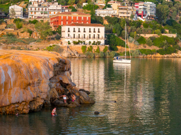 그리스 에비아 섬의 스파 리조트에서 버려진 호텔을 배경으로 한 요트 - backdrop old fashioned outdoors yacht 뉴스 사진 이미지