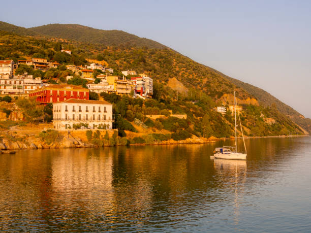 그리스 에비아 섬의 스파 리조트에서 버려진 호텔을 배경으로 한 요트 - backdrop old fashioned outdoors yacht 뉴스 사진 이미지