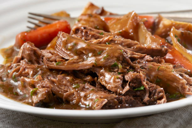 topfbraten abendessen - gebraten stock-fotos und bilder