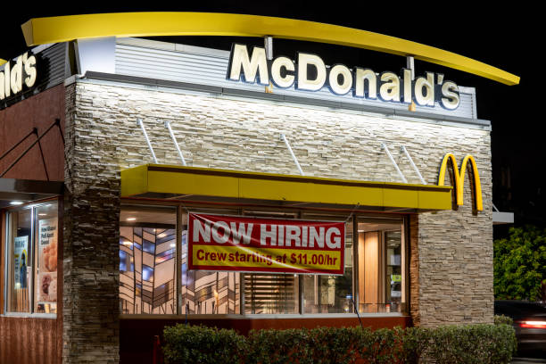 foto nocturna de un mcdonalds con un letrero de contratación que muestra 11 por hora - 2605 fotografías e imágenes de stock