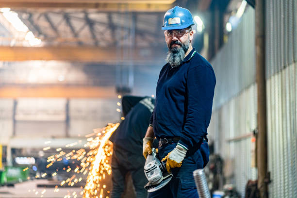 metal worker portrait - manual worker portrait helmet technology imagens e fotografias de stock