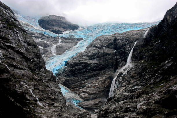 glaciar brikesdal (briksdalsbreen) uno de los brazos más conocidos del glaciar jostedalsbreen, ubicado en stryn, condado de vestland, noruega - moraine fotografías e imágenes de stock