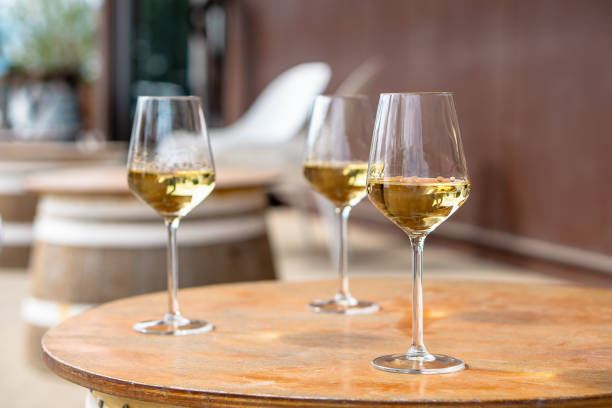 photographie de trois verres de vin - table on wine alcoholism photos et images de collection