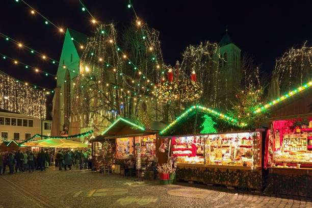 рождественский базар во фрайбурге-им-брайсгау, германия - st martins church стоковые фото и изображения