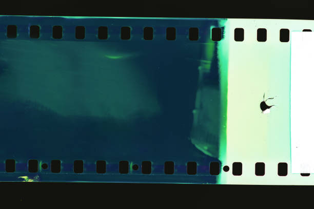 marco de tira de película agrietada verde vintage - camera film design element frame textured fotografías e imágenes de stock