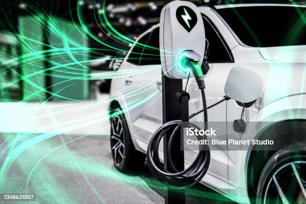 Ev Charging Station For Electric Car In Concept Of Green Energy And Eco Power Stok Fotoğraflar & Elektrikli araç‘nin Daha Fazla Resimleri