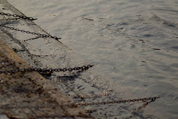 chains for boats that plunge into the lake water