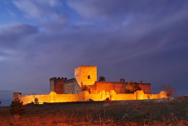 pedraza burg nachts beleuchtet, provinz segovia. - feudalism stock-fotos und bilder