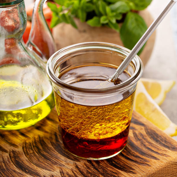 허브, 오일과 식초를 곁들인 향신료 - vinegar salad dressing cooking oil olive oil 뉴스 사진 이미지