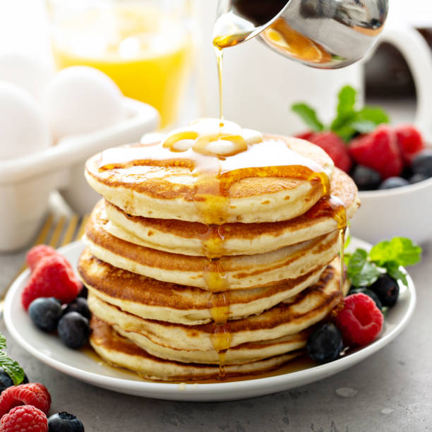 panqueques esponjosos de suero de leche con jarabe - pancake buttermilk buttermilk pancakes equipment fotografías e imágenes de stock