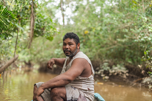 Retrato de un pequeño piloto de bote en un río amazónico photo
