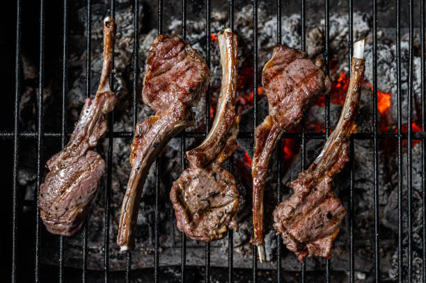 gegrilltes lamm hammelfleisch hack steaks auf grill, grill im freien mit feuer. draufsicht - vom holzkohlengrill stock-fotos und bilder