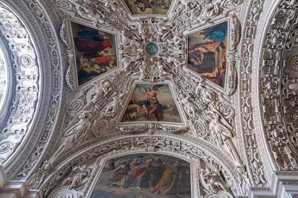 зальцбургский собор - indoors cathedral salzburg cathedral salzburg стоковые фото и изображения