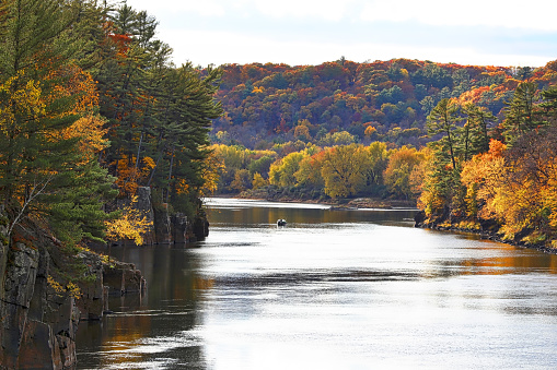 Río y acantilados con colores vibrantes del otoño photo