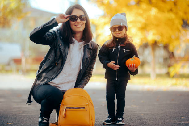 mamma e figlia alla moda che indossano giacca di pelle e occhiali da sole - leather pants foto e immagini stock