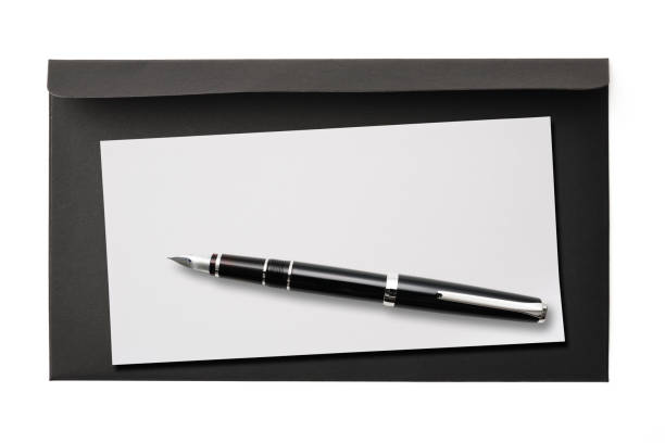 scatto isolato di busta di carta nera aperta e nota vuota con penna stilografica su sfondo bianco. - luxury pen office supply fountain pen foto e immagini stock