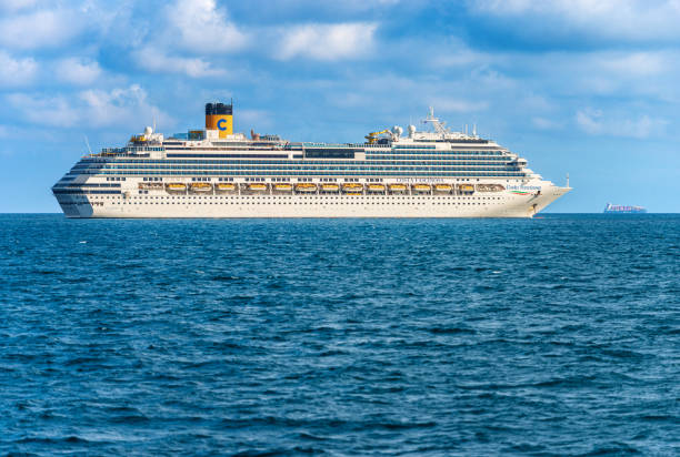 costa fascinosa cruise ship zakotwiczony w porcie zatoki la spezia we włoszech - bay large nautical vessel blue zdjęcia i obrazy z banku zdjęć