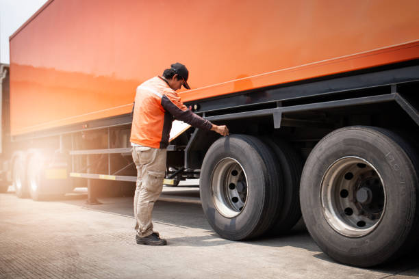 트럭 바�퀴 타이어를 확인하는 자동 정비사. 트럭 검사 유지 보수 안전 운전. - truck tire 뉴스 사진 이미지