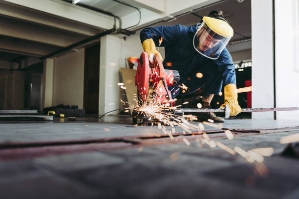 craftsman welding es trabajo de corte de acero en taller de fabricación, soldador hombre en equipos de protección de seguridad haciendo trabajo de metal en el sitio de construcción. concepto de producción de habilidades y talleres de mano de obra de ac - employment issues flash fotografías e imágenes de stock