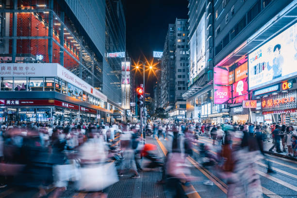 hongkong , nathan road - crosswalk crowd activity long exposure stock-fotos und bilder