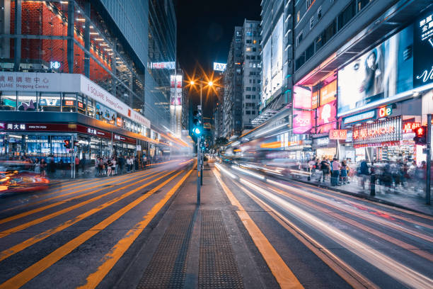 hong kong , nathan road - hong shopping night skyline photos et images de collection