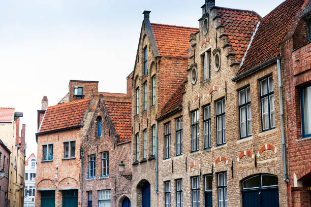 vista de rua do centro em bruges, bélgica - bruges belgium history scenics - fotografias e filmes do acervo