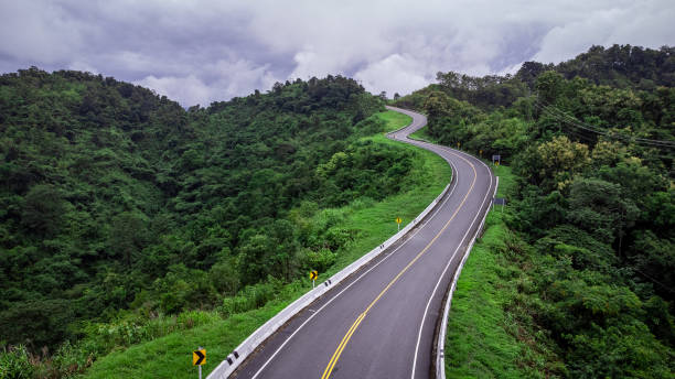 дорога no3 или небесная дорога на root 1081 над вершиной гор с зелеными джунглями - thailand forest outdoors winding road стоковые фото и изображения