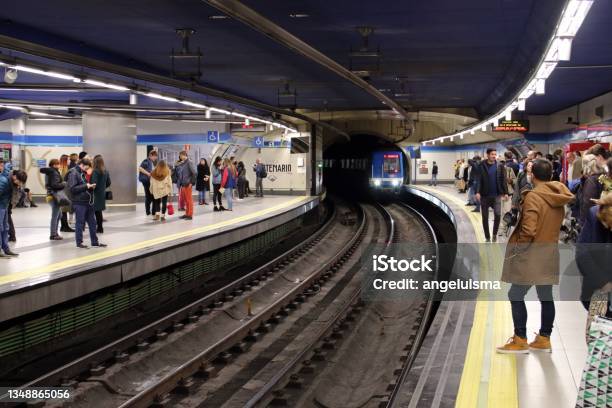 Foto de Pessoas Esperando Na Plataforma Da Estação De Metrô Sol De Madrid e mais fotos de stock de Metrô
