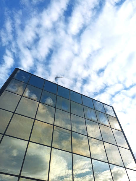 céu de arranha-céus de escritório na luz do sol. milan - glass curtain wall - fotografias e filmes do acervo