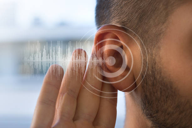 청각 문제 또는 청력 상실을 가진 젊은 남자. 청력 테스트 개념. - 귀 부분 뉴스 사진 이미지