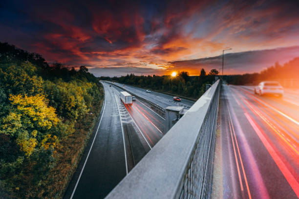 m1 motorway traffic in motion junction vicino a londra, regno unito - autostrada a due corsie foto e immagini stock