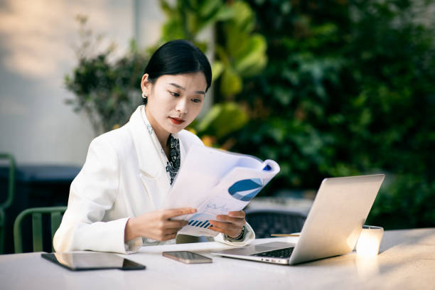 istock Businesswomen working at a cafe 1348916562