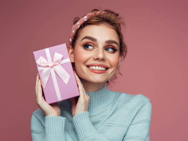 co jest w środku - gift pink box gift box zdjęcia i obrazy z banku zdjęć