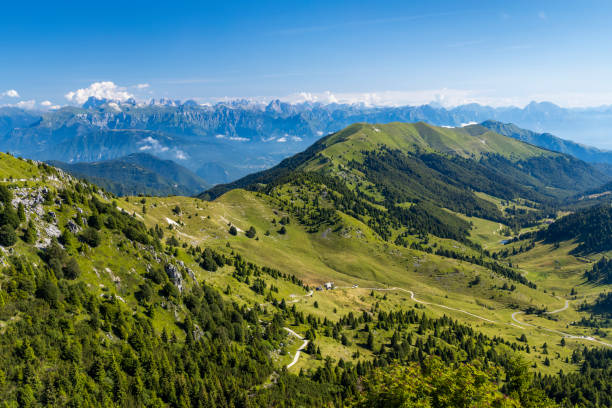 monte grappa (crespano del grappa), norditalien - veneto stock-fotos und bilder