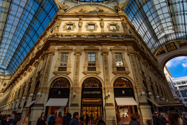 galleria vittorio emanuele ii en milán, el centro comercial más antiguo de italia - shopping milan italy retail shopping mall fotografías e imágenes de stock