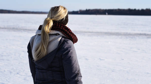 kobiety w zimowych ubraniach patrzące na krajobraz pokryty śniegiem - winter landscape sweden snow zdjęcia i obrazy z banku zdjęć