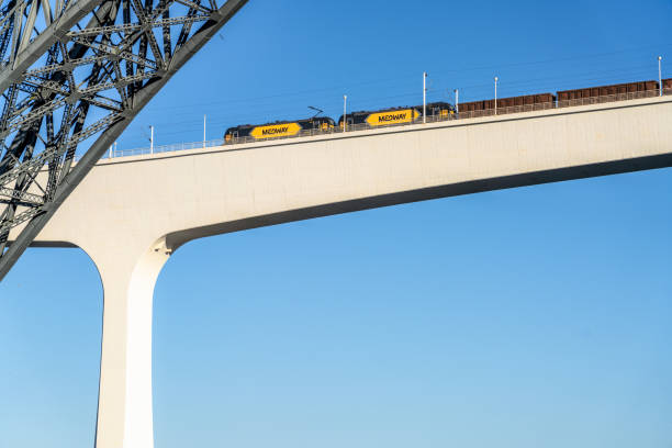 trem de carga cruzando ponte alta - commercial land vehicle man made object land vehicle rail freight - fotografias e filmes do acervo