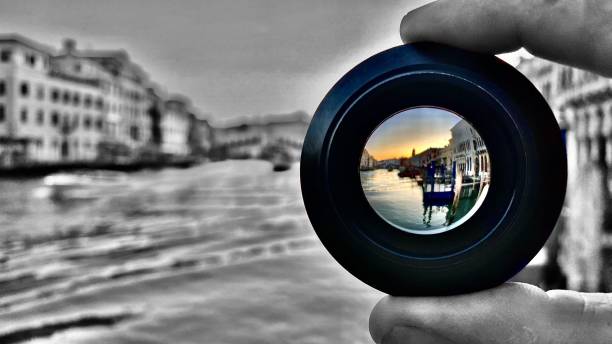 venecia, italia y el famoso puente de rialto a través de la lente al amanecer - perspectiva pov - mirando através fotografías e imágenes de stock